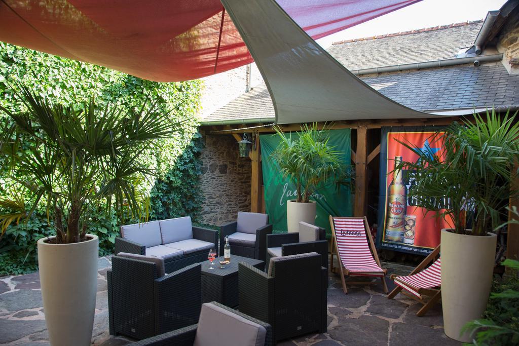 Le Cafe Du Village - Bar A Cocktails & A Ambiance Lohéac Exterior photo