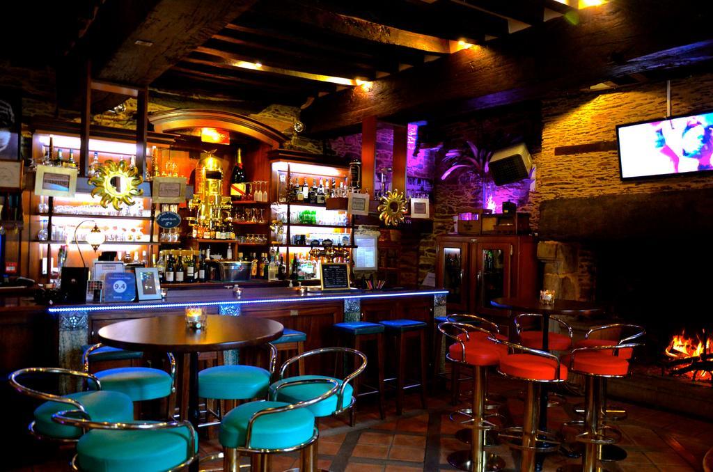 Le Cafe Du Village - Bar A Cocktails & A Ambiance Lohéac Exterior photo